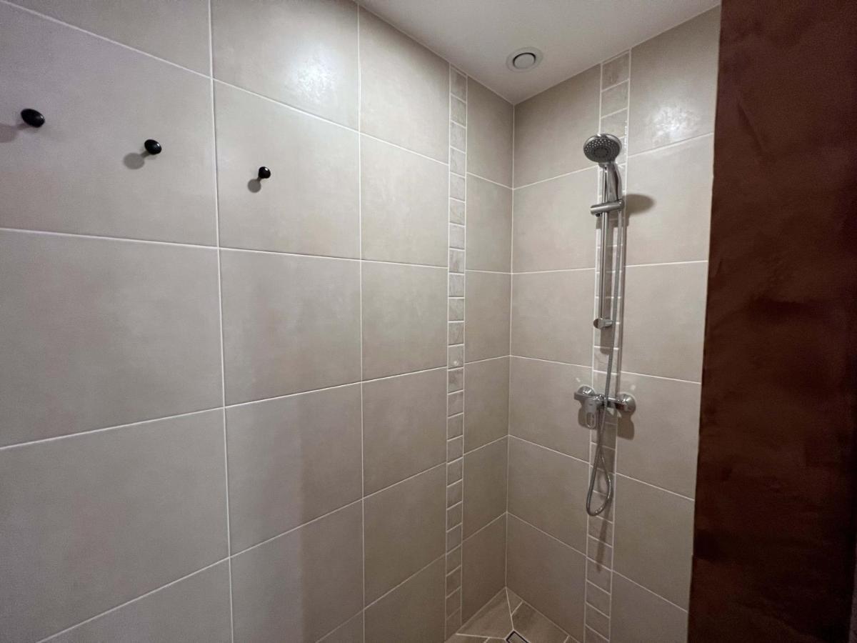 Bel Appartement Au Centre Du Vieux Joigny Exterior foto