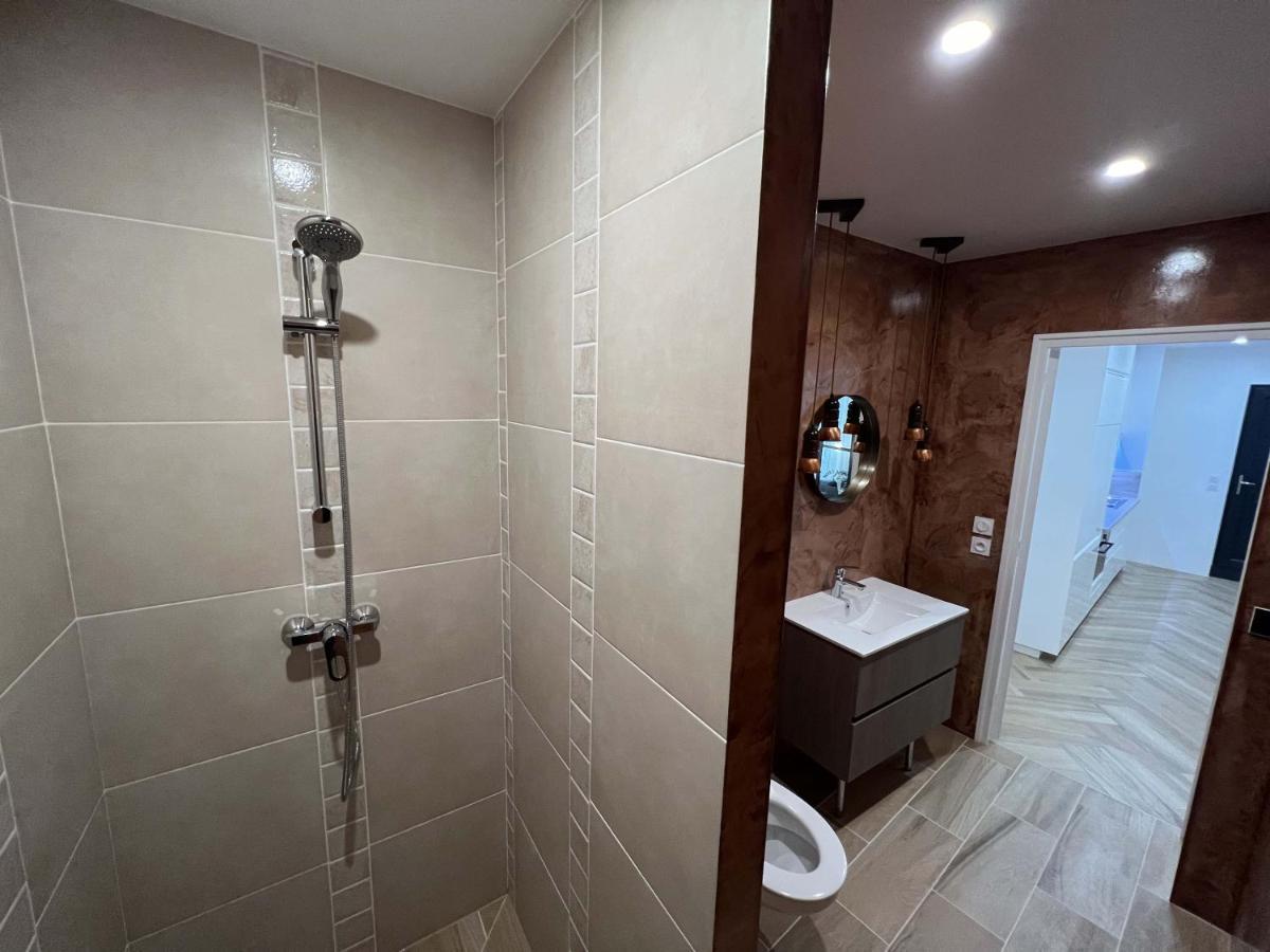 Bel Appartement Au Centre Du Vieux Joigny Exterior foto